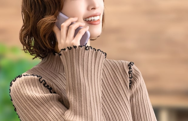 予約の電話をかける女性の写真